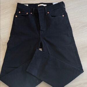 Levi's Women's Black wedgie straight Ankle Jeans